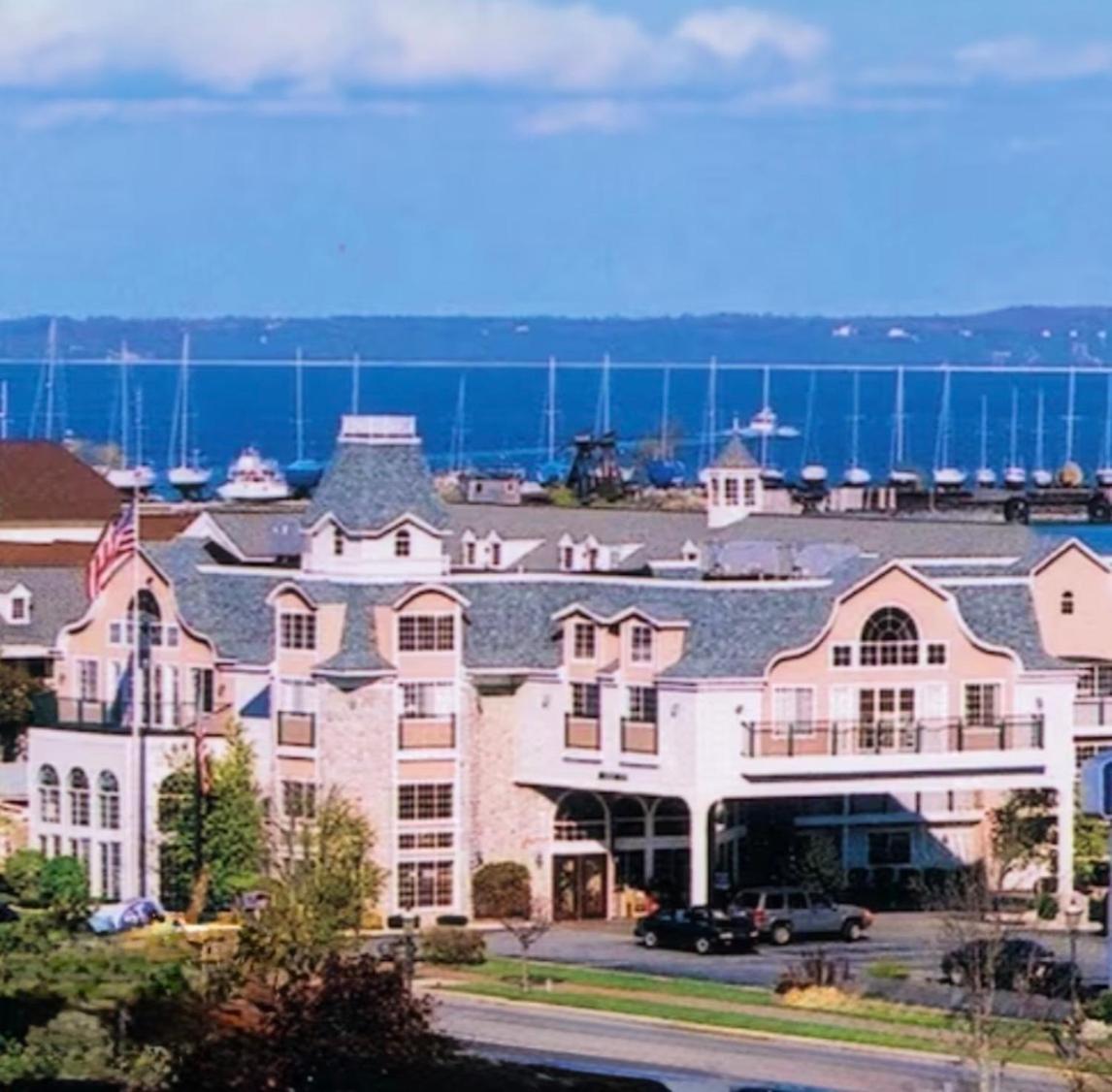 Hamilton Inn Select Beachfront Mackinaw City Exterior photo